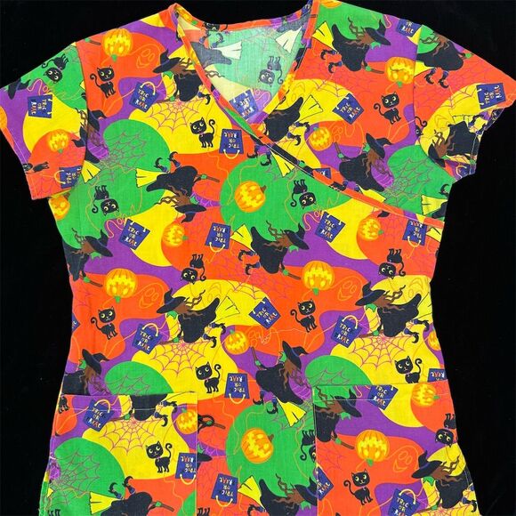 CUTE Cherokee Women's Halloween Scrub Top XS Witches & Pumpkins Print LOOK - Picture 1 of 9